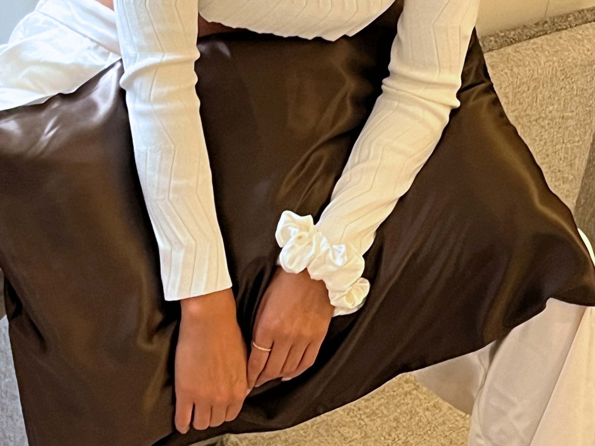 Get the beauty sleep you deserve with our Hyaluronic Acid Infused Silk Pillowcase. The silky smooth fabric is gentle on your skin and hair while the infused hyaluronic acid provides hydration, leaving you with a refreshed and rejuvenated complexion. Say goodbye to bed head and wake up to a glowing complexion every morning.