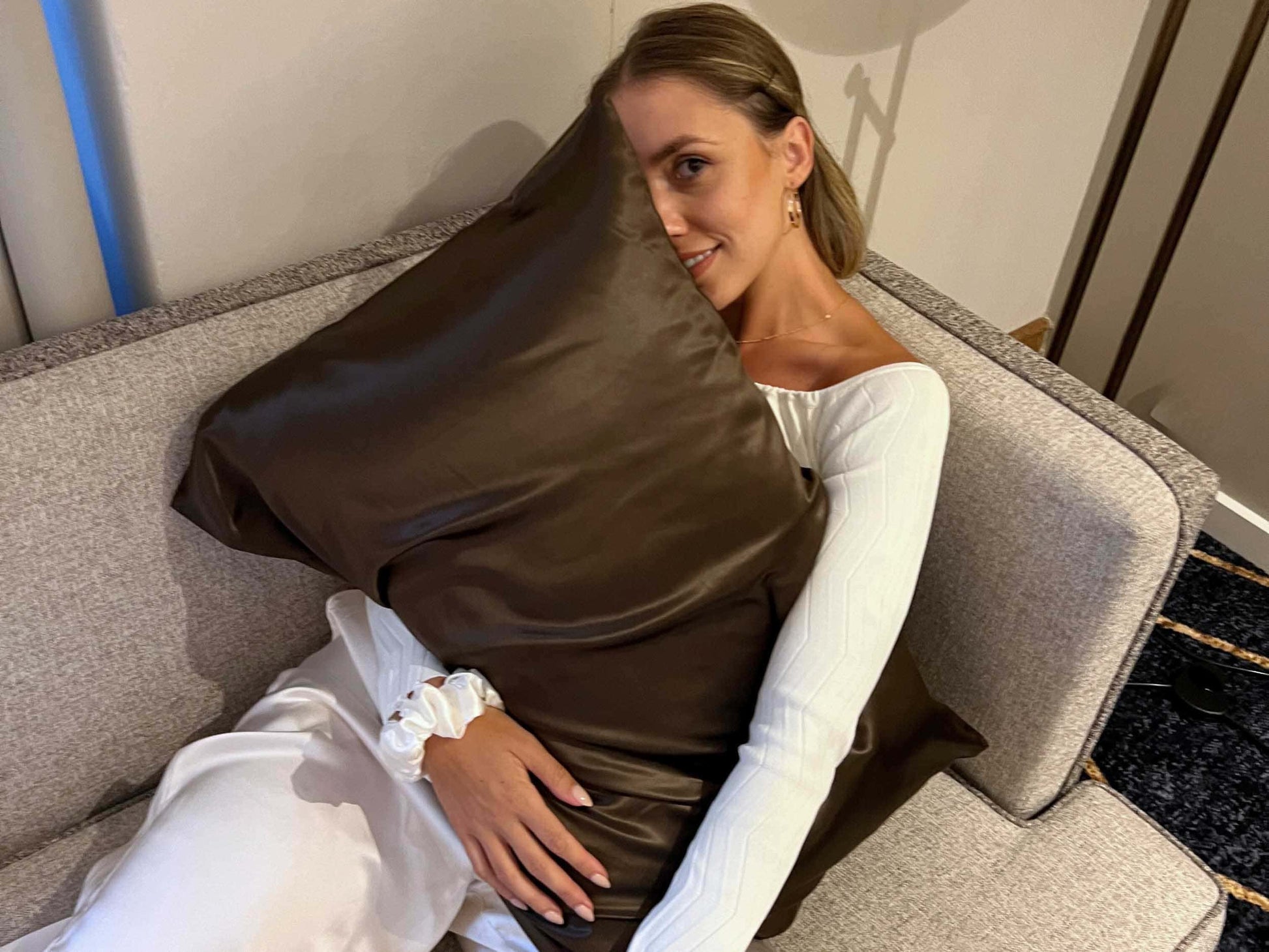 Get the beauty sleep you deserve with our Hyaluronic Acid Infused Silk Pillowcase. The silky smooth fabric is gentle on your skin and hair while the infused hyaluronic acid provides hydration, leaving you with a refreshed and rejuvenated complexion. Say goodbye to bed head and wake up to a glowing complexion every morning.