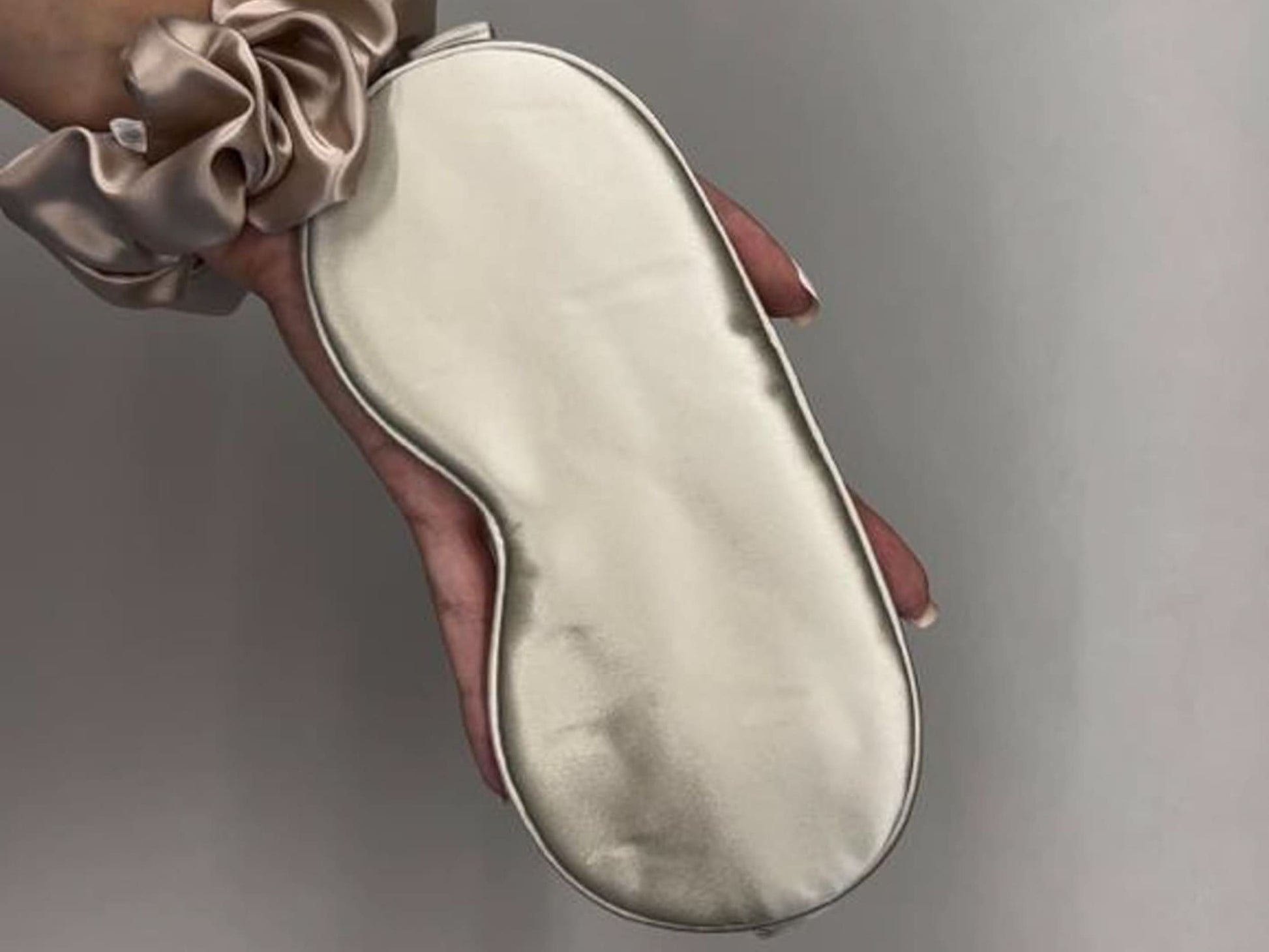 Get a better night's sleep with our Hyaluronic Acid infused Silk Eye Masks. These silk masks are designed to hydrate and rejuvenate the delicate skin around your eyes, leaving you with a refreshed and youthful appearance. The combination of silky soft fabric and hydrating Hyaluronic Acid creates the ultimate spa experience in the comfort of your own home.